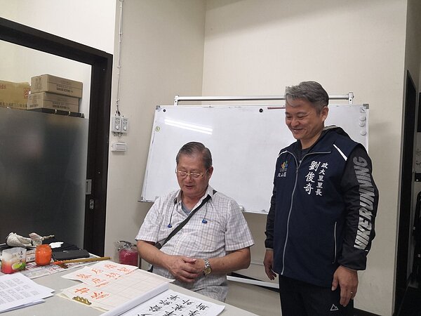 劉俊奇與里民們關係融洽。（圖／吳佳燕攝影）