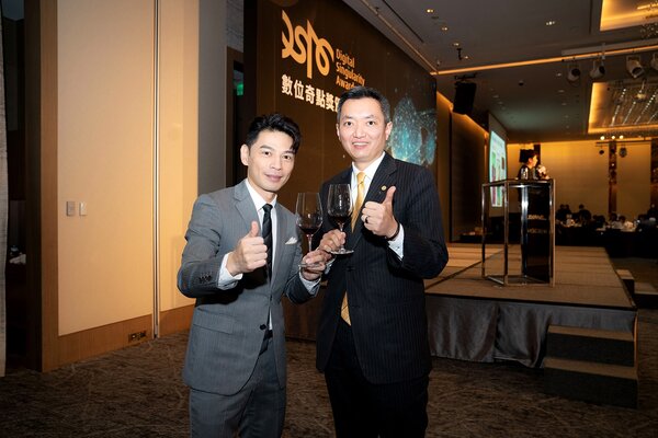 數位奇點獎主持人阿Ken(左)在頒獎典禮上，大讚永慶科技服務超好用。圖／永慶房屋提供