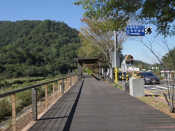 內灣堤頂步道年久失修,破損嚴重。圖/新竹縣政府提供