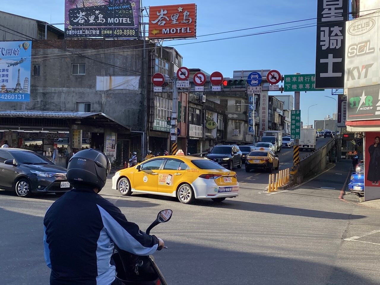 中壢中原路橋下中山東路與中北路的交岔路口，日前增設平面車道紅綠燈，民眾反映造成該段交通壅塞。記者高宇震／攝影