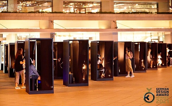 這次獲獎的作品是由Plan b策展人陳韻竹負責,她表示,「不同時空的生活經驗影響創作,相似的記憶凝聚形塑流行。Memory & Music》很幸運能和多位圍繞流行音樂相關產業的『音樂人』一起合作,從不同視角觀察、透過展覽呈現出多元豐富的觀點,同時開啟了跨時代、跨媒介針對流行音樂的的交流對話,經過碰撞與融合而產生更多共鳴和反思。」