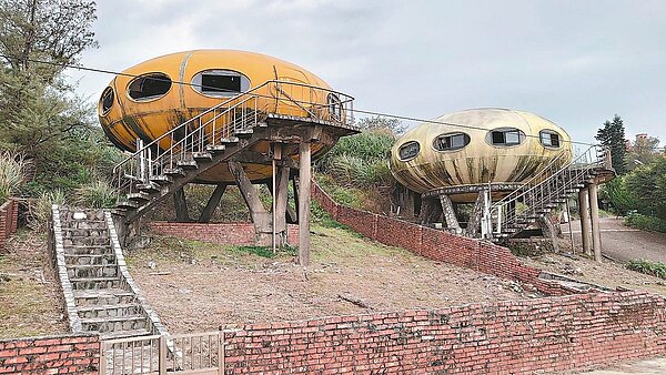 萬里區翡翠灣太空玲瓏屋荒廢30多年，飛碟型外觀加上充滿廢墟感的氛圍，成為打卡熱點。圖／林詠傑提供