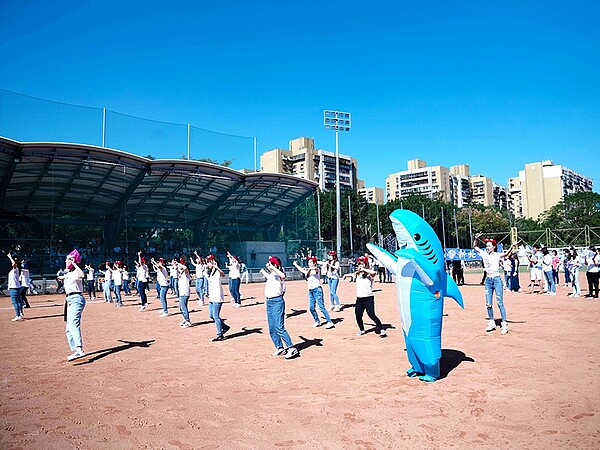 啦啦隊熱舞帶動全場氣氛,成功凝聚全場士氣。圖/永慶房產集團提供