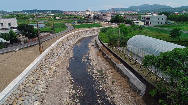 清水溪護岸改善工程完成後將帶動農地復耕、當地經濟發展。圖／新北市政府提供