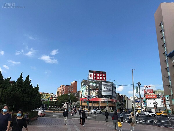 淡水捷運站出口街景。圖／好房網News記者黃暐迪