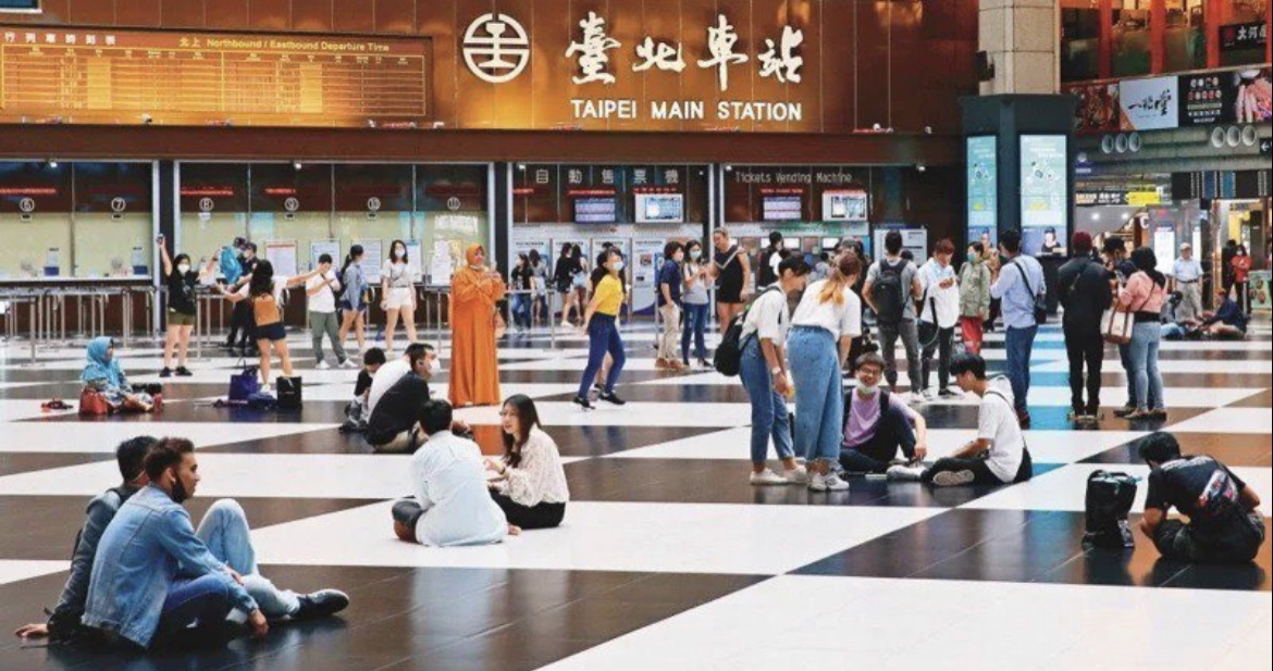 台鐵局宣布，12月1日起旅客進入台鐵車廂及場站（含車站大廳）時，須佩戴口罩。圖／聯合資料照