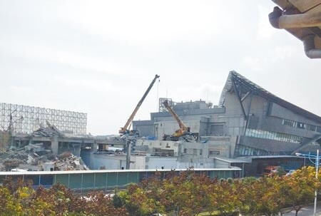 台中國際機場展開新建改善工程，連夜進行拆除航廈作業，巨大噪音讓機場旁的第一排民宅徹夜難眠。圖／中時資料照