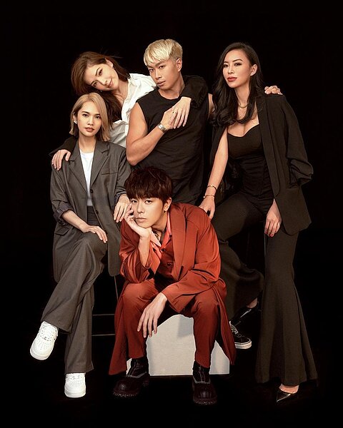 楊丞琳 （左）曬出五人幫的合照祝福小鬼（前）冥誕快樂。圖／摘自IG