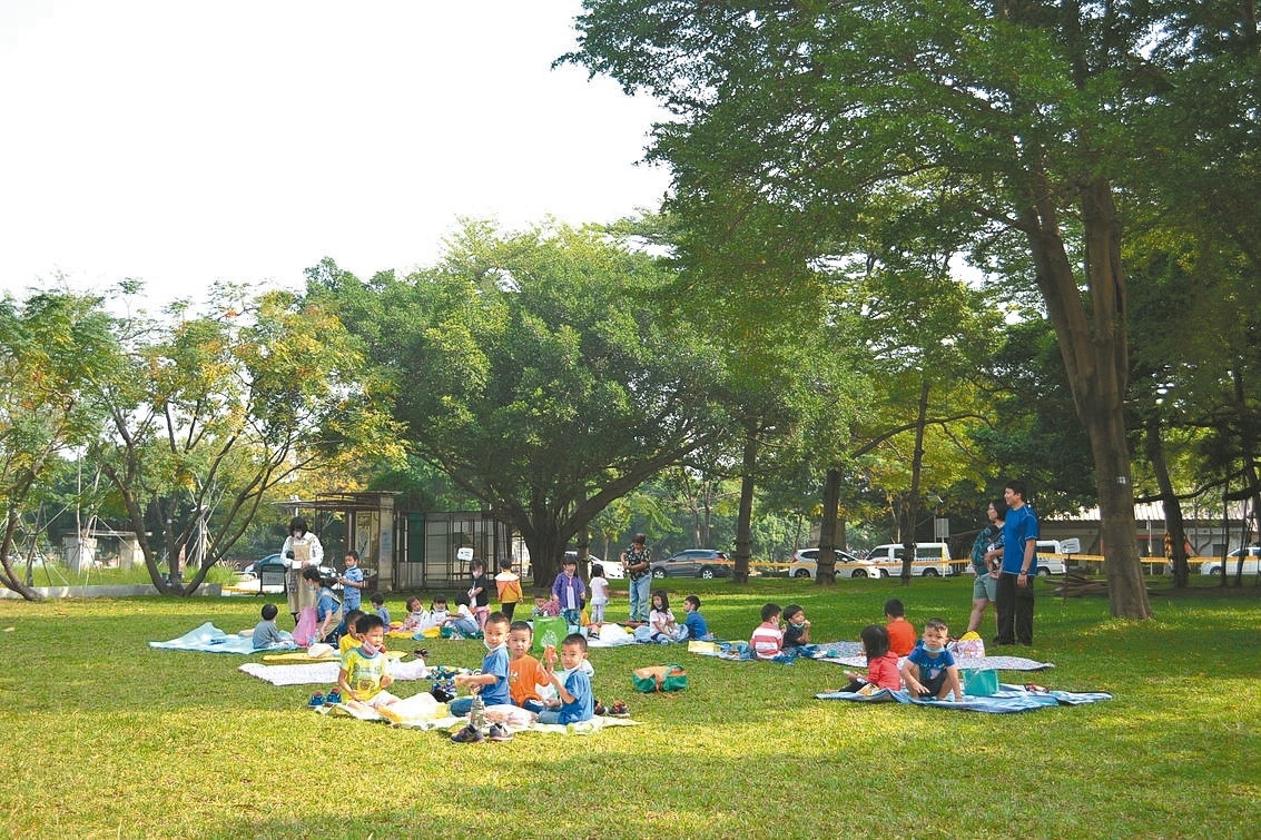 台南市水交社文化園區有大片綠地，吸引學校、幼兒園來此戶外教學。記者鄭惠仁／攝影