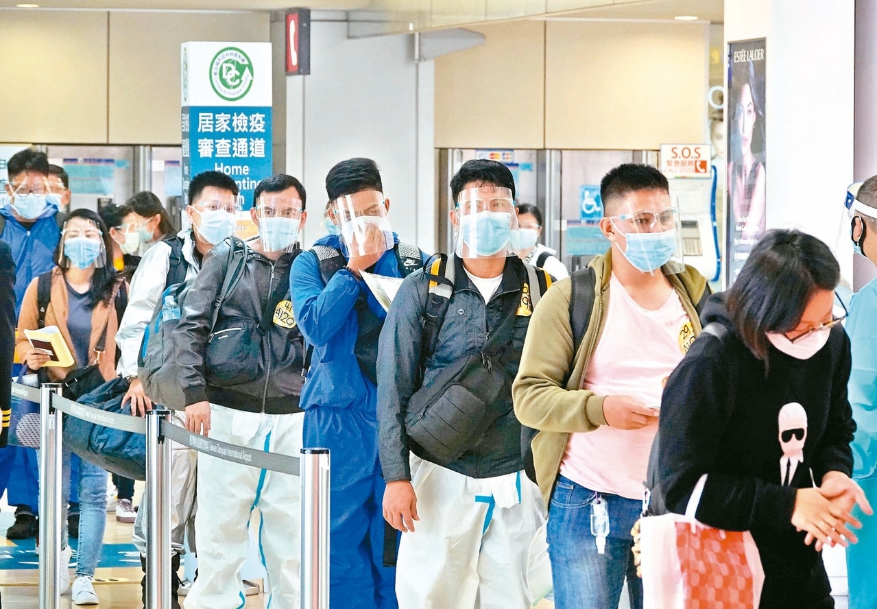 昨確診的12名印尼籍移工與案607，搭乘同一架班機來台，感染源仍待基因序列檢驗報告出爐後才能釐清。圖／聯合資料照