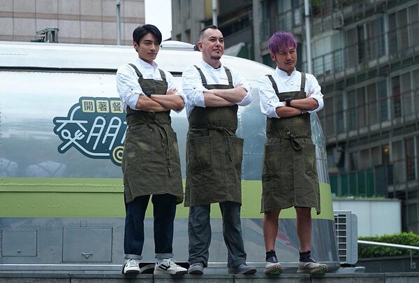 黃秋生此次要在台待一個半月環島Long stay,而且還不是自己一個人,要與KID林柏昇及新生代演員宋柏緯合體主持實境節目。圖/取自臉書《黃秋生Anthony Channel》