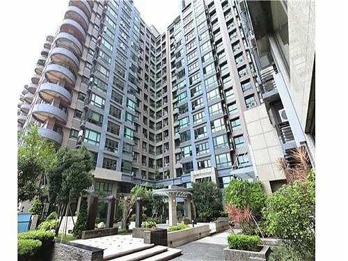 「鉑金海岸」的中高樓層住家可眺望柴山與台灣海峽。圖／取自實價登錄比價王