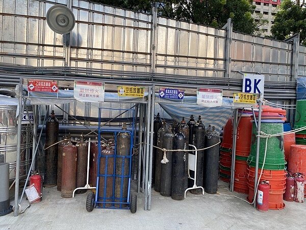 台中市最近幾個月,發生數起民間建築工地火災事件,已通知3000多個建築工地,必須增加工地保全或留守人員夜間巡邏次數,相關乙炔等易燃品儲存、禁止煙火警告標誌、滅火器材等設備狀況,嚴格把關。圖/台中市都發局提供