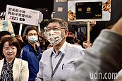 台北金融博覽會盛大展開　柯文哲玩小遊戲與攤位互動