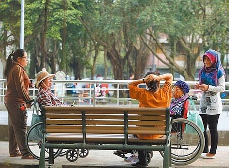 今年最夯的類長照保單「失能險」,因保證設計過度、市場競爭激烈,導致理賠損失率居高不下,被金管會盯上,年底掀停售風潮。(本報資料照片)