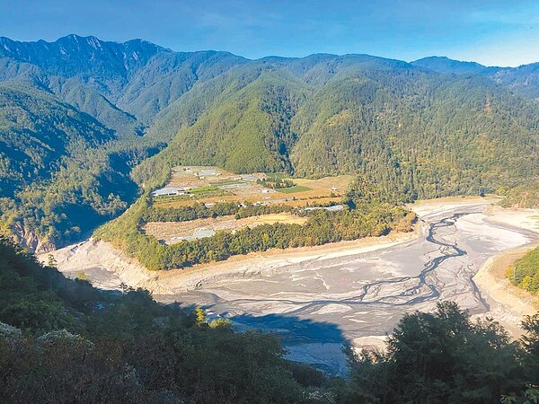大甲溪上游佳陽沖積扇旁河道乾涸見底，露出河床淤砂。（楊國禎提供／王文吉台中傳真）