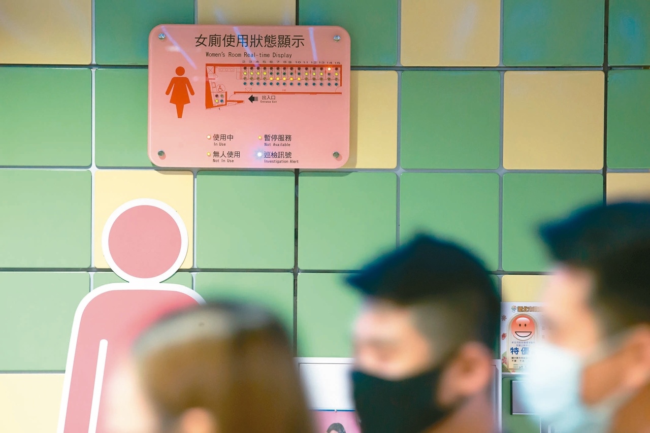 北捷廁所門口的裝置，會顯示人使用狀況，並偵測使用時間。記者季相儒／攝影