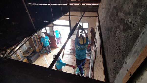 高雄市桃源區高中里一戶住家養育10個孩子,2樓閣樓有處巨大坑洞沒有覆蓋樓板。記者徐白櫻/翻攝