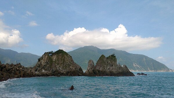 粉鳥林漁港旁的小海灣,礁石林立被譽為台版「下龍灣」。記者張議晨/翻攝