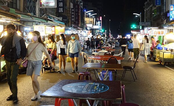 高雄市六合夜市的桌子換「新裝」，顧客可以放心在此安心品嘗小吃美食。圖／聯合報系資料照