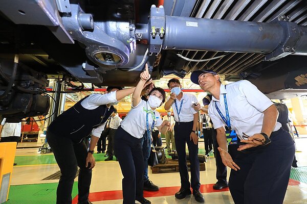 台中捷運綠線一輛列車間軸心連接器斷裂,市長盧秀燕(左二)第一時間到中捷公司視察,她要求所有列車徹底健檢,確保安全才會恢復試營運。圖/中捷公司提供