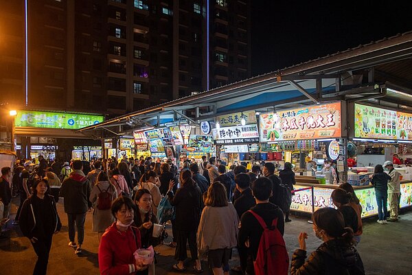 八德興仁花園夜市美食攤位居多，吸引許多美食愛好者。圖／桃園市政府提供