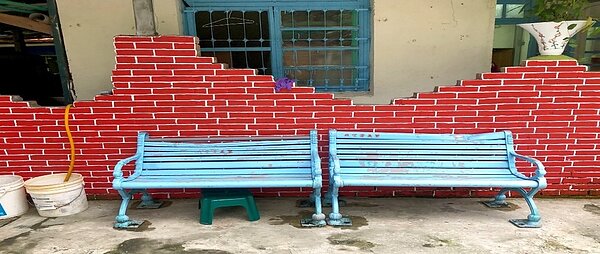 廢棄喇叭砌在牆面成為植物新家，彩繪廢棄長椅。黃于庭攝