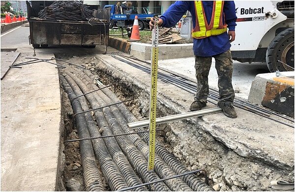 為改善台灣大道機慢車道路面不平,中市府建設局投入660萬元啟動寬頻管道改善工程。圖/台中市政府提供