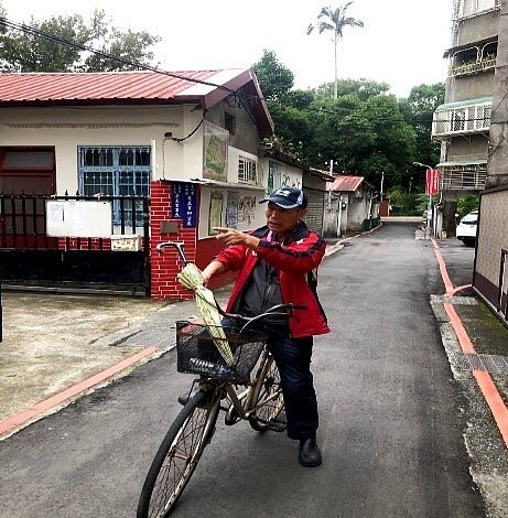 里長帶我們繞社區/黃于庭攝