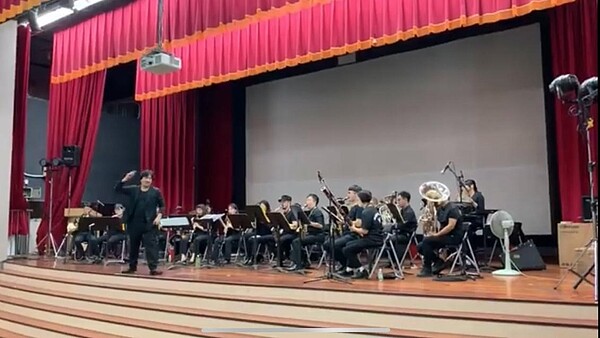 士林區葫蘆里中秋節表演 圖片擷取自葫蘆里里長許振禮臉書