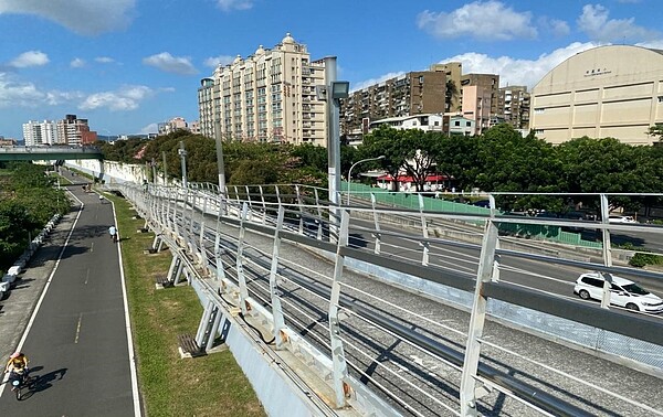 士林區葫蘆里葫蘆國小跨堤人行陸橋 自行車坡道 陳楷霖攝