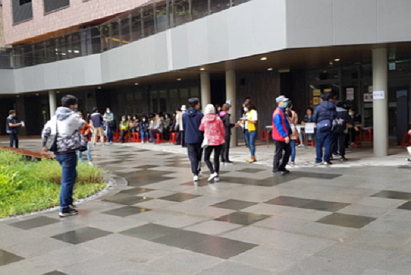 台北市明倫社宅現場看房湧入近千人。台北市政府都發局提供