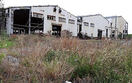 經濟部前年鎖定214公頃閒置工業地,至今年11月底,共有21家業者持有10.3公頃土地,未取得建照開發,共將被開罰7000多萬。其中,閒置區域前三名分別是彰濱工業區、雲林科技工業區、屏南工業區。圖為彰濱工業區一處閒置的破舊廠房前空地雜草叢生。(本報資料照片)