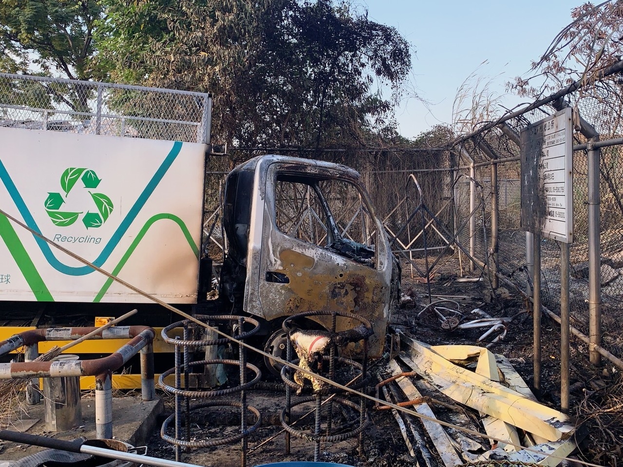 雲林林內鄉垃圾場前晚大火，現場數輛垃圾車與回收車被燒成廢鐵。記者蔡維斌／攝影