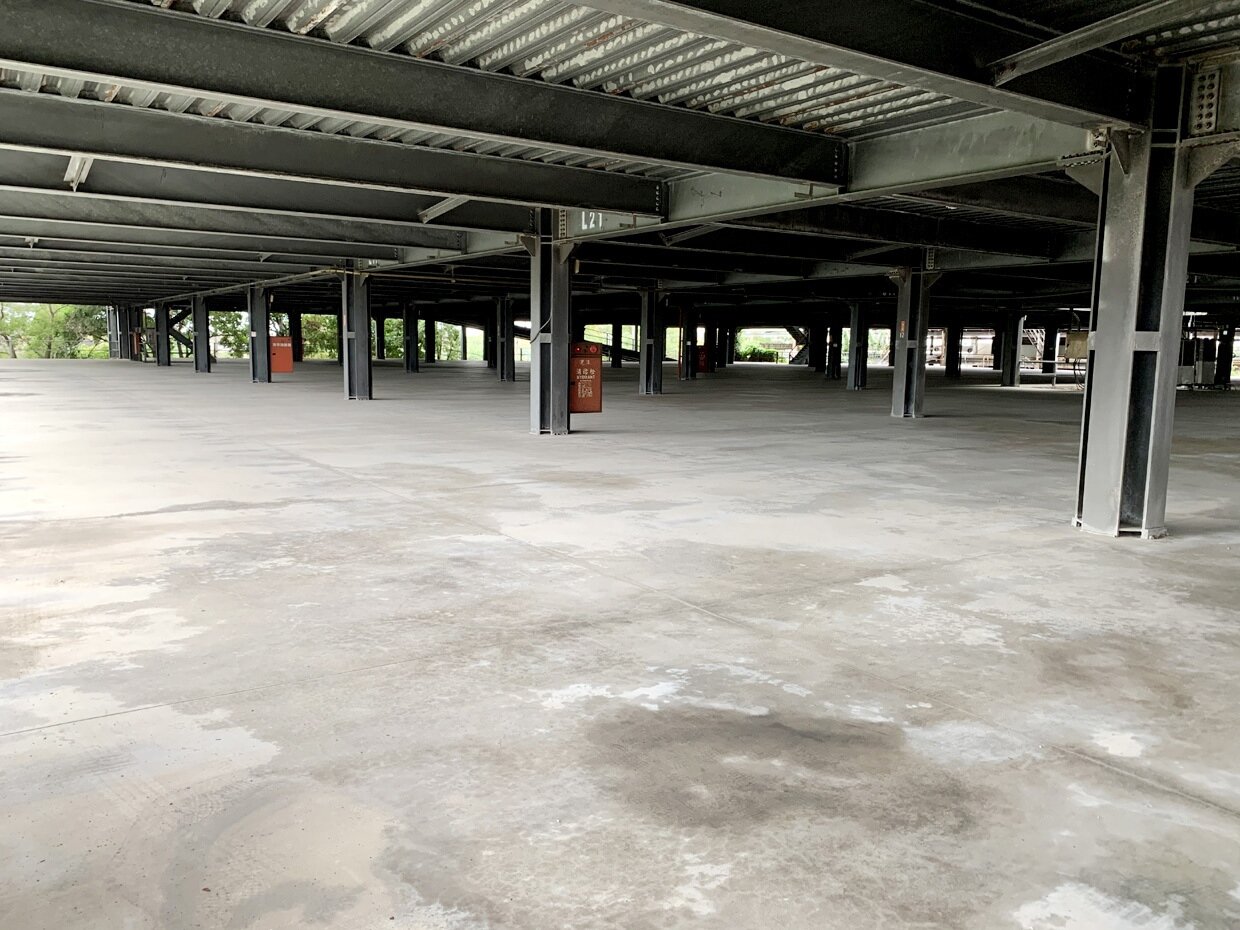 今年疫情衝擊,桃園國際機場出國人數減少9成以上,機場外圍大園區民營出國停車場業者無力經營。圖/聯合資料照