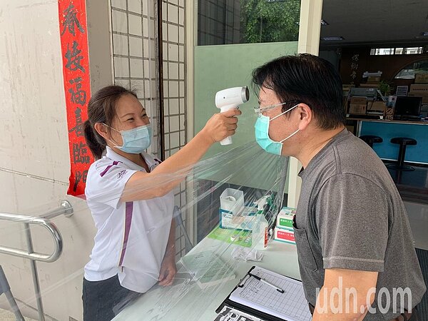 國內12月1日起秋冬防疫專案啟動，民眾出入八大類公共場所須戴上口罩。圖／本報資料照