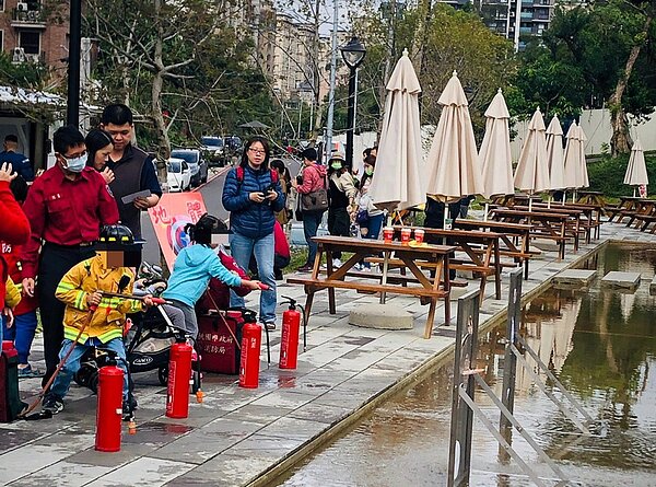 桃園市消防局第一大隊闖關親子活動,消防員宣導預防一氧化碳中毒觀念,透過闖關教導小朋友正確學習CPR、防災體驗,吸引親子參與。圖/大有消防分隊提供