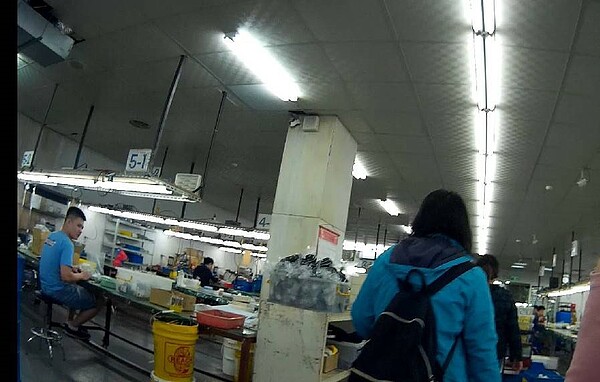 勞工局巡查廠內移工確認身分。圖/新北市政府提供