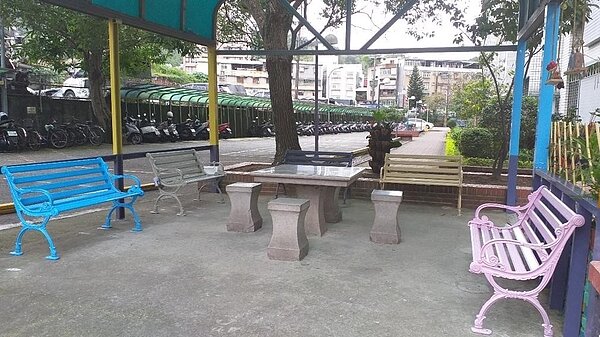 由銀髮族所粉刷的公園座椅，他們還特地選用了各式顏色。童偲庭攝