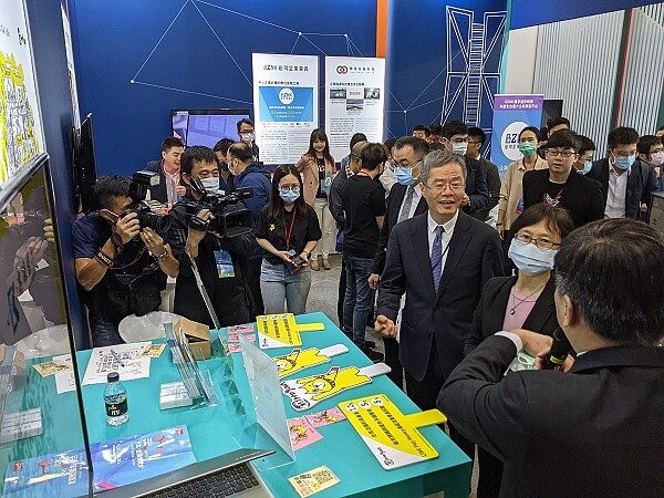 為推廣在地金融科技業者實力,高雄市經發局打造「高雄科技金融館」。圖/高雄市政府提供