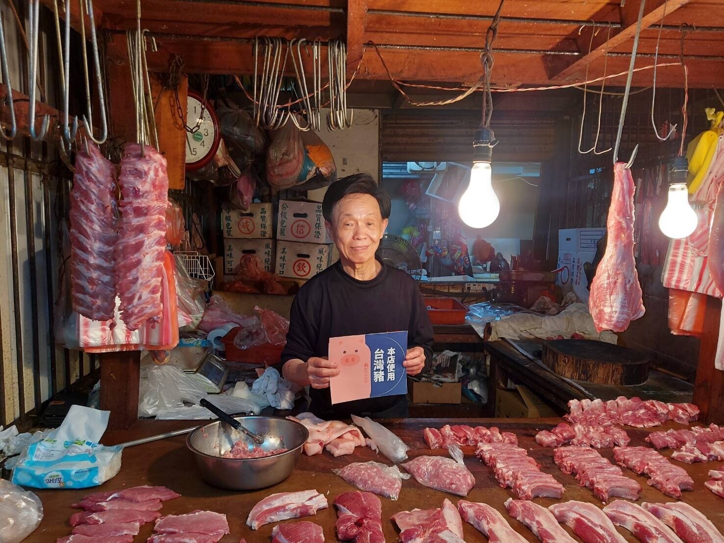 竹市府啟動「肉品標示輔導專案」,逐一訪視公有市場215個豬肉產品攤商。圖/新竹市產發處提供