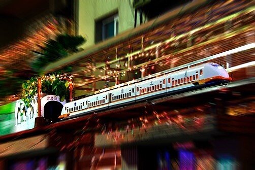 吉慶里聖誕巷特色燈飾－高鐵。圖／吉慶里辦公處提供