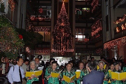 吉慶里千歲阿嬤合唱團表演。圖／吉慶里辦公處提供