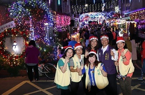 吉慶里里長與志工在聖誕嘉年華合照。圖／吉慶里辦公處提供