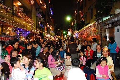 吉慶里聖誕嘉年華會在聖誕巷舉辦，每年都萬人空巷。圖／吉慶里辦公處提供