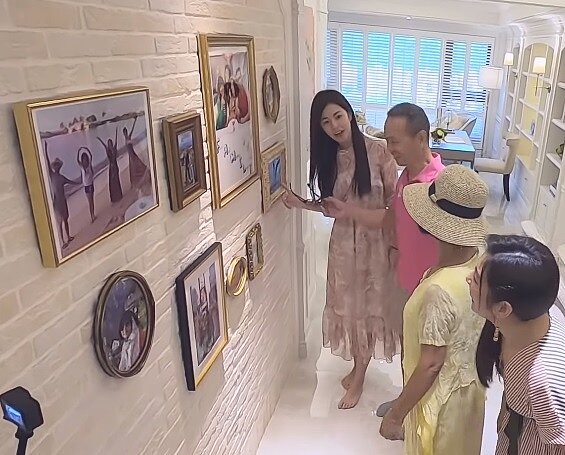 新裝潢處處藏小巧思,其中這面牆掛上不少家族旅行照片,充滿滿滿回憶與溫馨感。圖/截自YouTube《Selina任家萱官方專屬頻道 Selina Ren Official Channel》