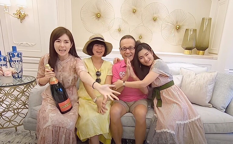 Selina任家萱花費一年時間,找來媽媽喜愛的設計師重新打造士林豪宅給父母驚喜。圖/截自YouTube《Selina任家萱官方專屬頻道 Selina Ren Official Channel》