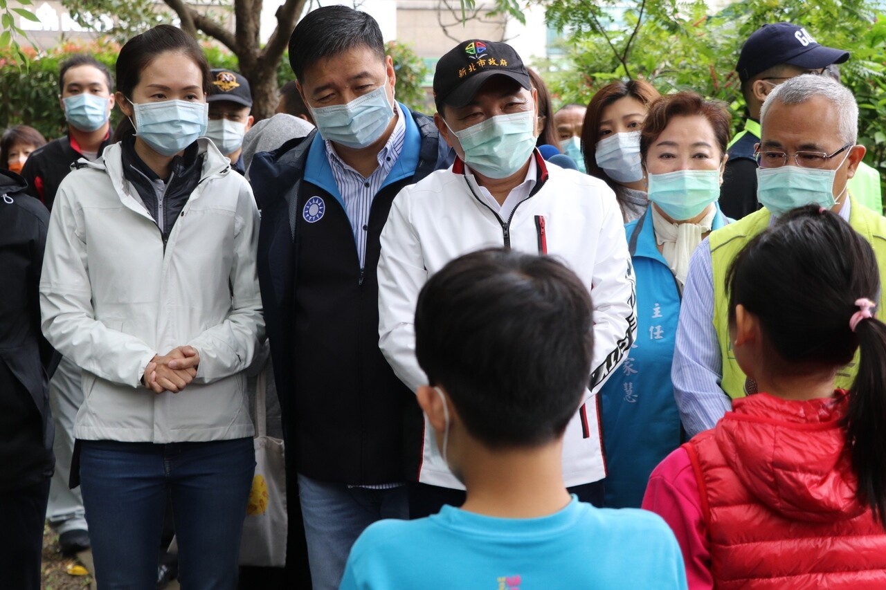 新北市長侯友宜(中)今視察台北大學特定區薄膜生物處理廠回收水再利用推廣工程。記者吳亮賢／攝影