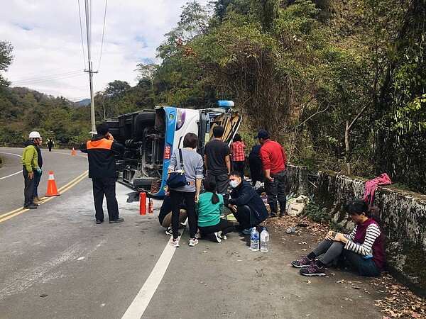 30日中午12時36分許,奧萬大聯外道路方向1.5公里處發生高統遊覽車股份有限公司568-TT號遊覽車翻覆事故,造成21人傷亡。圖/民眾提供