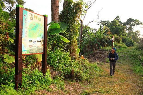 甲仙六義山介於台南市與高雄市交界處,登高後可遠眺南化水庫,解說牌的英文錯誤內容遭外籍人士抓包。圖/取自屏東林管處網站